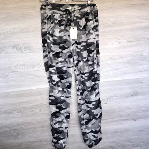 NWT- Women’s Super Soft Fleece Camo Jogger
